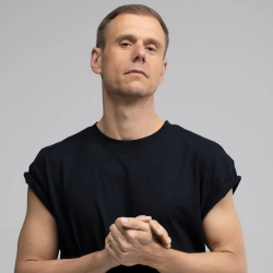 Исполнитель: Armin van Buuren