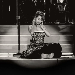 Исполнитель: RAYE